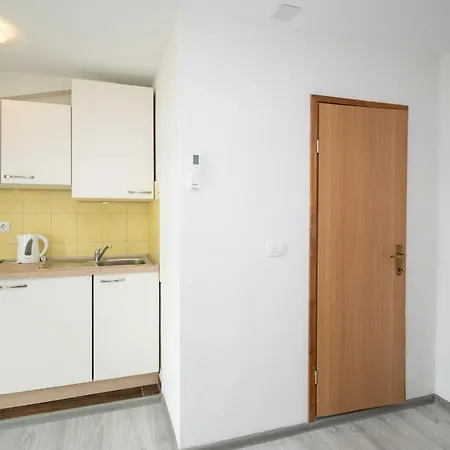Πανσιόν And By The Sea Posedarje, Novigrad - 21123 Posedarje